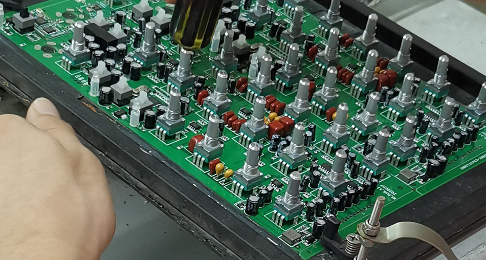 Kako zmanjšati proizvodne stroške tovarn PCBA z optimizacijo dobavne verige?