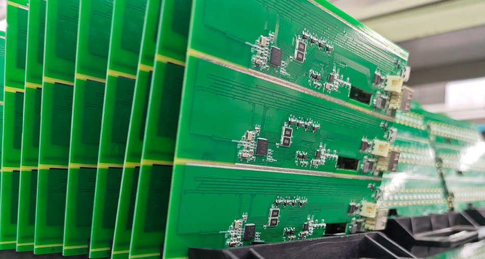Hiter odziv: Kako lahko tovarne PCBA skrajšajo dobavni cikel nujnih naročil?